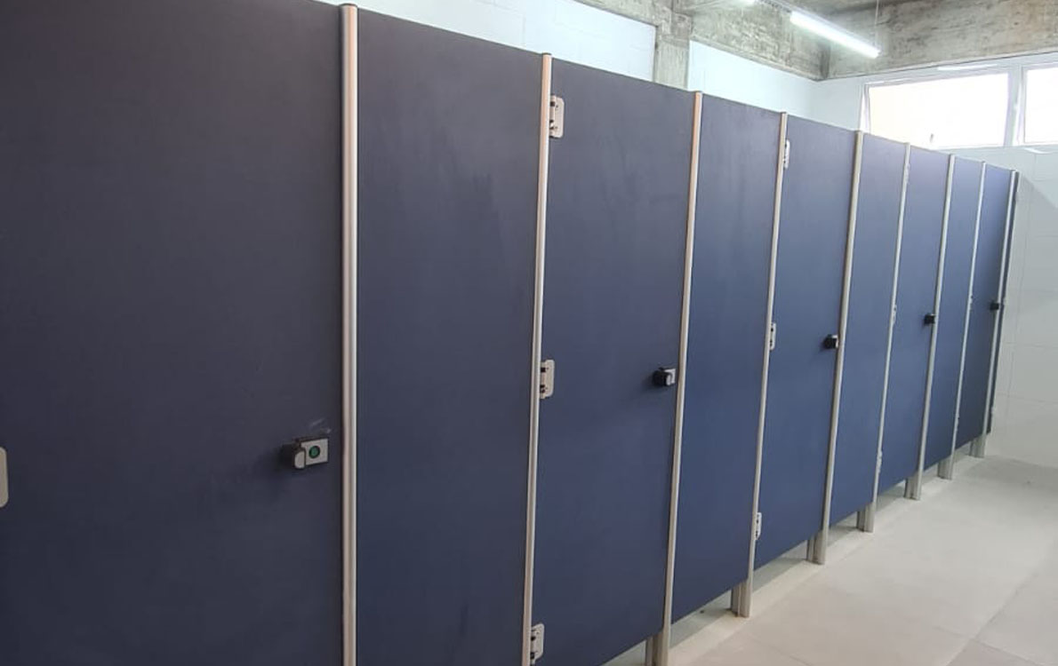 Portas e Divisórias Sanitárias Vidro Madeira Formica para Banheiros Indústrias Empresas Igrejas